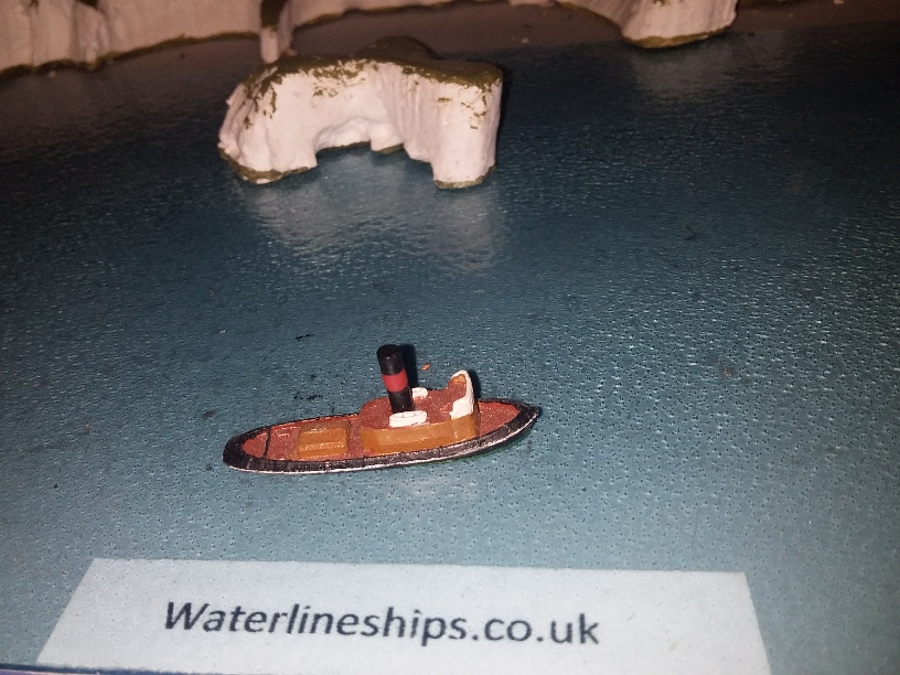 M731 Harbour tug rp black/red funnel